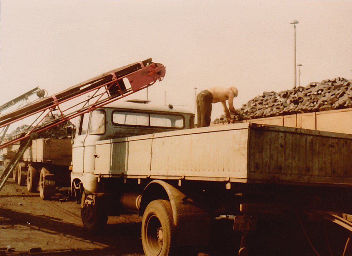 Originalfoto von 1978 Verladung von Kohlen auf Lastwagen