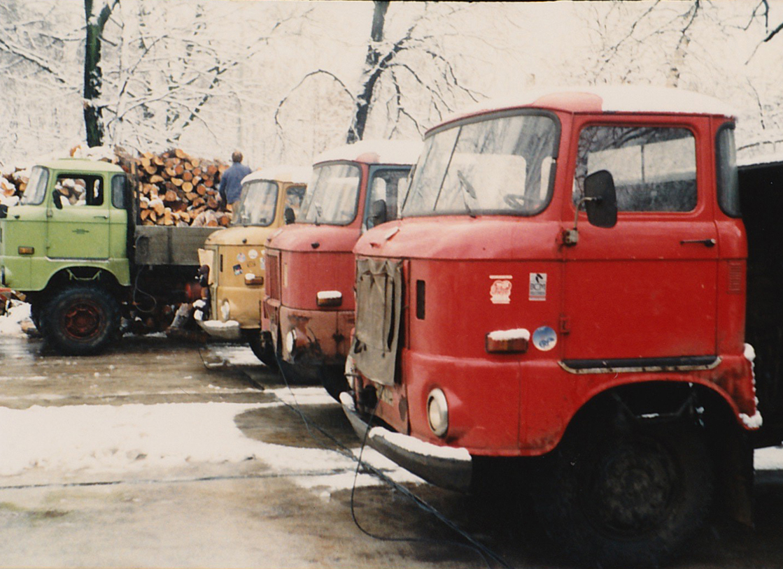 Originalfoto von 1985 in anderer Perspektive des Fuhrparks von Grubitz & Leitloff